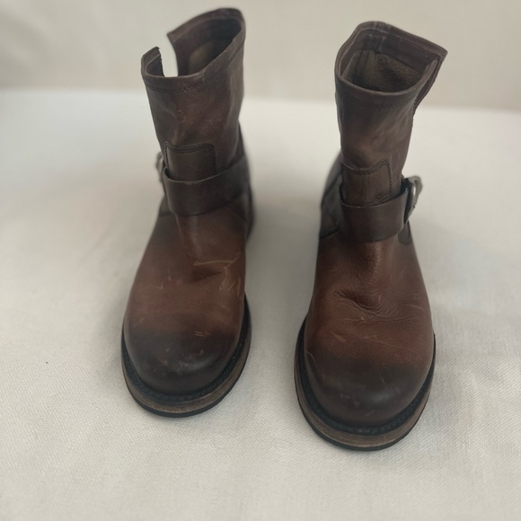 Frye Veronica Short Booties | Saddle Brown Leather | Distressed | 7.5 - Picture 4 of 10